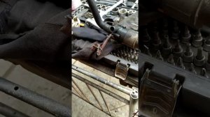 Тоуран Фольсваген 2.0 тді поднимаеца температура  причина, и устраняем. замена ремня, помпи.