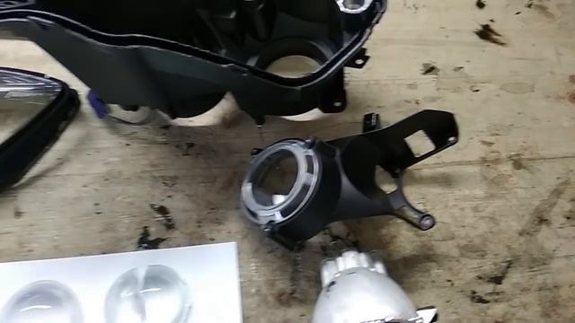 Мотоцикл YAMAHA R1 тюнинг фары, замена линзы и установка светодиодных ангельских глазок