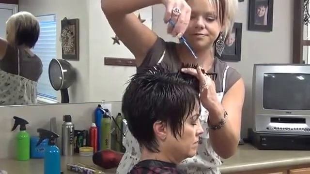 Короткая стрижка для дамы How To Cut A Ladies Mohawk Hairstyle