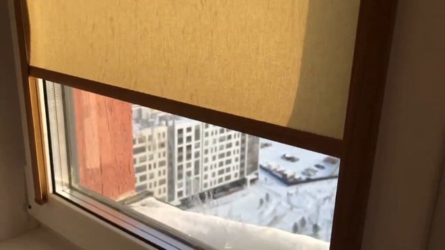 Оформление окон современными шторами - цвет фурнитуры под дерево, вид на Шарташ с Блюхера смотреть онлайн