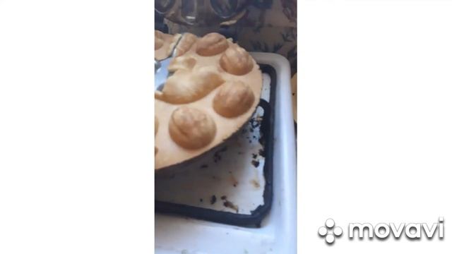 Пеку орешки со сгущенкой. смотреть онлайн