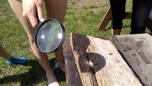 сжигание древесины с использованием увеличительное стекло