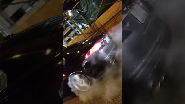 Jaguar XF 5.0 supercharged Burnout on redlight