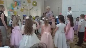 Танец дружбы на выпускном утреннике в подготовительной группе "Капитошка"