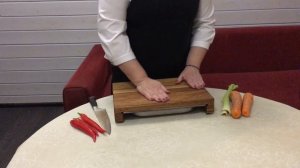 Доска разделочно-сервировочная с гастроемкостью из дуба.