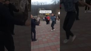 Под эту зажигательную песню Ахана Отыншиева танцует весь мир!