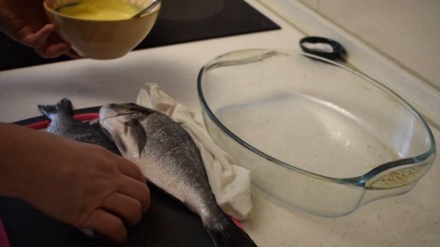 Запеченная рыба Дорадо с соусом из йогурта / «Дорадо» в духовке