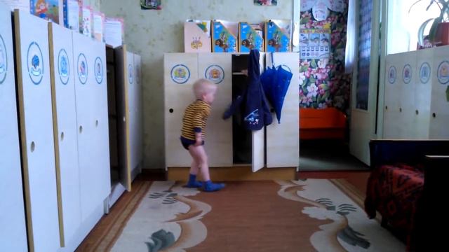 Тимур после дня, проведенного в садике, собирается домой. смотреть онлайн