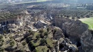 Планета раскололась пополам. Гигантские разломы на турецкой земле поражают своими размерами