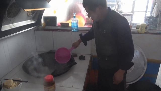 老爸燉肉技術進步有多快？鐵鍋燉骨頭，無從下嘴真有趣，過癮了【泥土大黑】