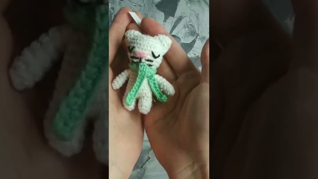 Белый котёнок крючком