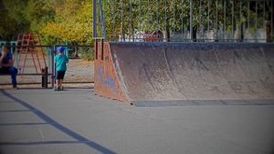 Учимся кататься на самокате в скейт-парке. Трюки для новичков.