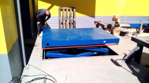 Грузовой двуножничный гидравлический подъемник