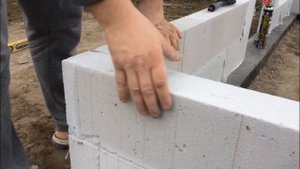 Кладка первого ряда газоблоков на пену. Возведение стен на пену. Часть 1