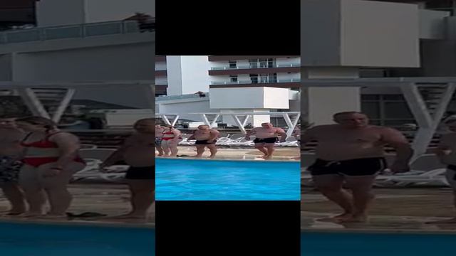 Совместный прыжок игроков 2 команд по водному поло // Alean Family Biarritz 4* ultra all inclusive