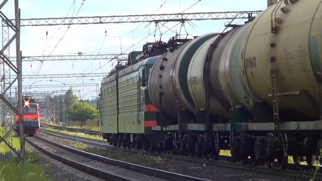 "Встреча ВЛов!" Электровозы ВЛ10У-878 с наливными цистернами и ВЛ11-109 смотреть онлайн