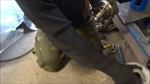 Как достать подшипник с коленвала тайга .  один из вариантов 2ч.