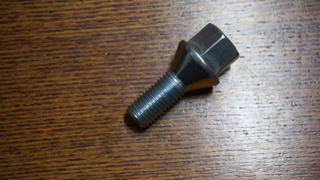 Болт колесный для легкового прицепа с шагом 1,5