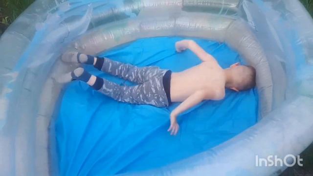 ?ВЛОГ: НА ДАЧЕ, ГРЕЧКА НА КОСТРЕ, НАДУВАЕМ БАССЕЙН НА 500 ЛИТРОВ ЗА 10 МИНУТ БЕЗ НАСОСА? смотреть онлайн