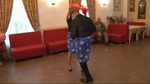 танец в одних трусах