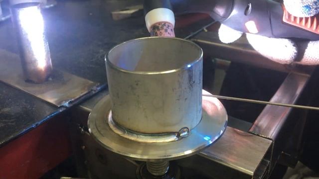 Сварные швы по нержавейке 12Х18Н10Т на поворотном приспособлении. смотреть онлайн