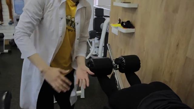 Сгибание ног лежа в тренажере - техника выполнения смотреть онлайн