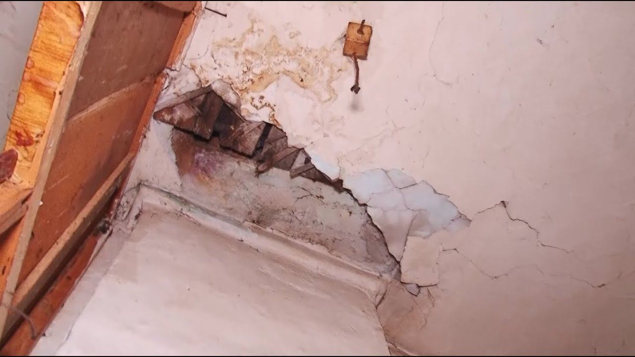 Потолок и стены рушатся в бараках на ул. Прибыткова в Бийске (03.11.22г., Бийское телевидение)