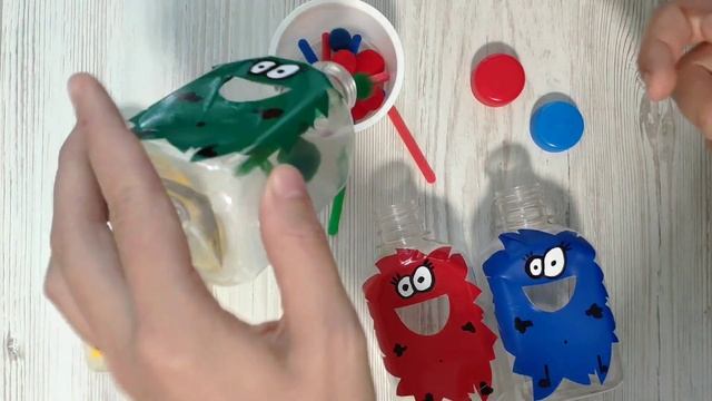 Тренуємо дрібну моторику та вивчаємо кольори. Гра з пляшечок з-під соусу своїми руками. DIY смотреть онлайн