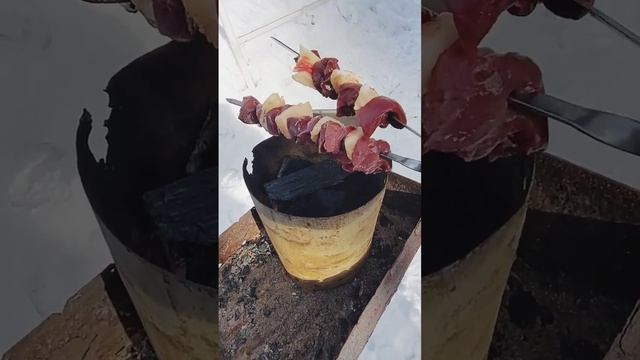 Лайфхак для приготовления шашлыка из печени и курдюка на стартере для разжигания углей #лайфхак смотреть онлайн