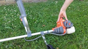 Daewoo DABC 280 Petrol Trimmer in Action