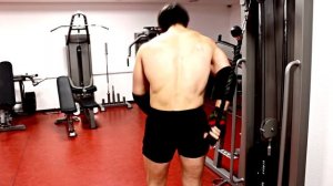 Упражнение на низ широчайших в блоке стоя, натуральный бодибилдинг