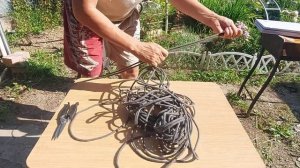 Взял фанеру с верёвкой и сделал для хозяйства самоделку своими руками. Получилась подвесная полка.