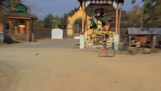 Путешествие в Мьянму - дети Золотой страны / Myanmar. Mrauk U, Children Play with Tyres
