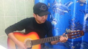 Играет на гитаре  столик на двоих mp4