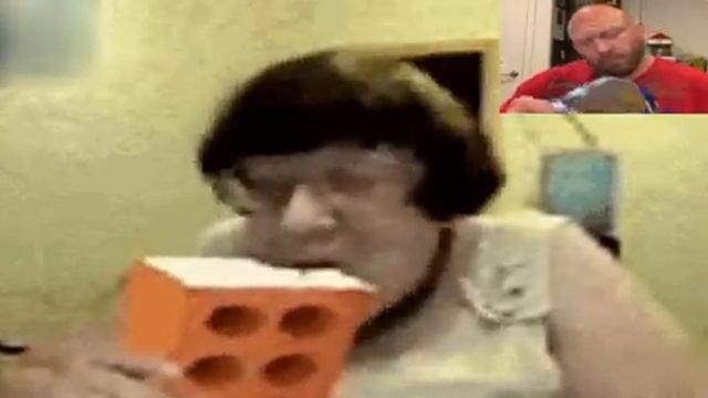 бабка ест кирпич, а мужик ест чипсы под крутую музыку смотреть онлайн