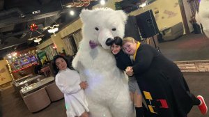 Сюрприз от Белого медведя: песня Стаса Костюшкина захватывает вечеринку по случаю Дня рождения!