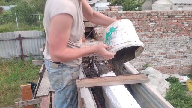 Как залить перемычки над окнами из мусора. Металлолом, отсев песок, пенопласт. смотреть онлайн