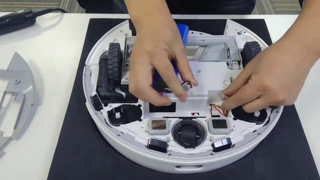 Roidmi EVE Plus Maintenance 05 Remove battery смотреть онлайн