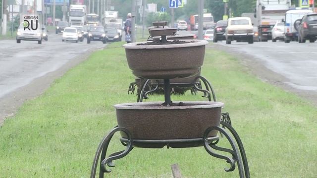 В Кургане на разделительных полосах установили вазы с цветами смотреть онлайн