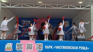 Дети красиво станцевали в день России!