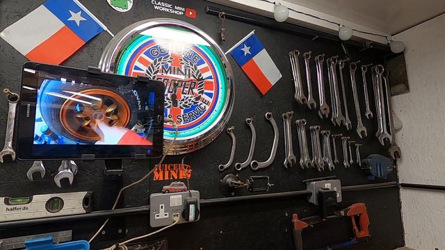 Classic mini timing chain - engine strip down - William Murfitt смотреть онлайн