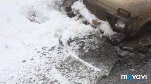 Лужа под снегом, нива буксует в луже