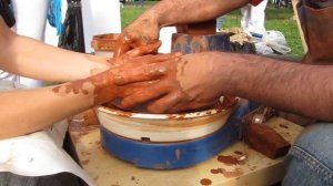 делает посуду из глины