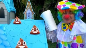 Настя играет со странным игрушечным домиком