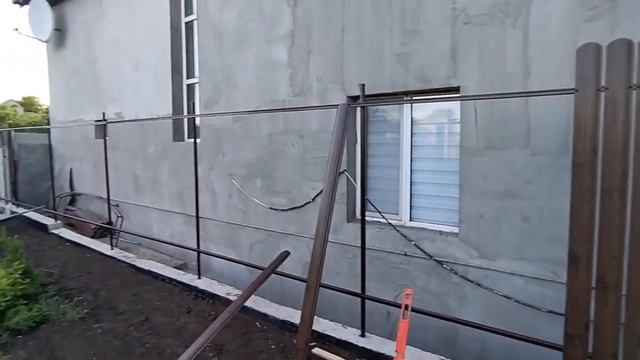 Забор из евроштакетника / В доме, который построил