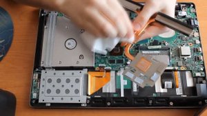 Как заменить термопасту на ноутбуке ASUS n550 (видео №2 из 3)