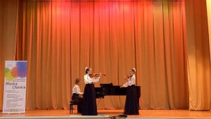 Дуэт скрипачей. Н.Бакланова ,,Вариации"