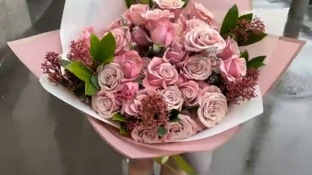 Букет из сиреневых роз со скимией смотреть онлайн