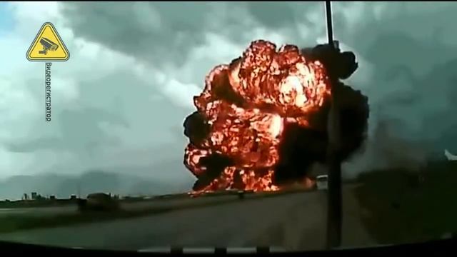 Пасажирский самолёт упал в ираке. Видеорегистратор смотреть онлайн