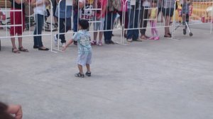 Мальчик танцует